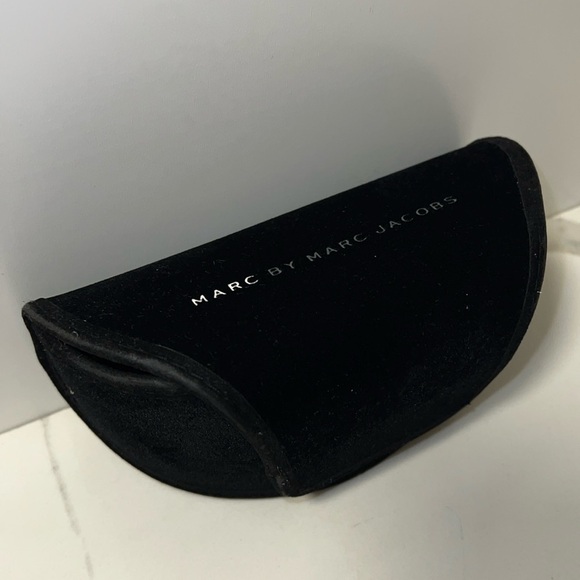 Marc by Marc Jacobs Black Velvet Large Sunglasses Case - Picture 2 of 7